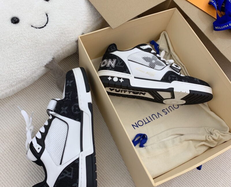 Giày Louis Vuitton Lv Trainer Monogram Đen Black có quai dán