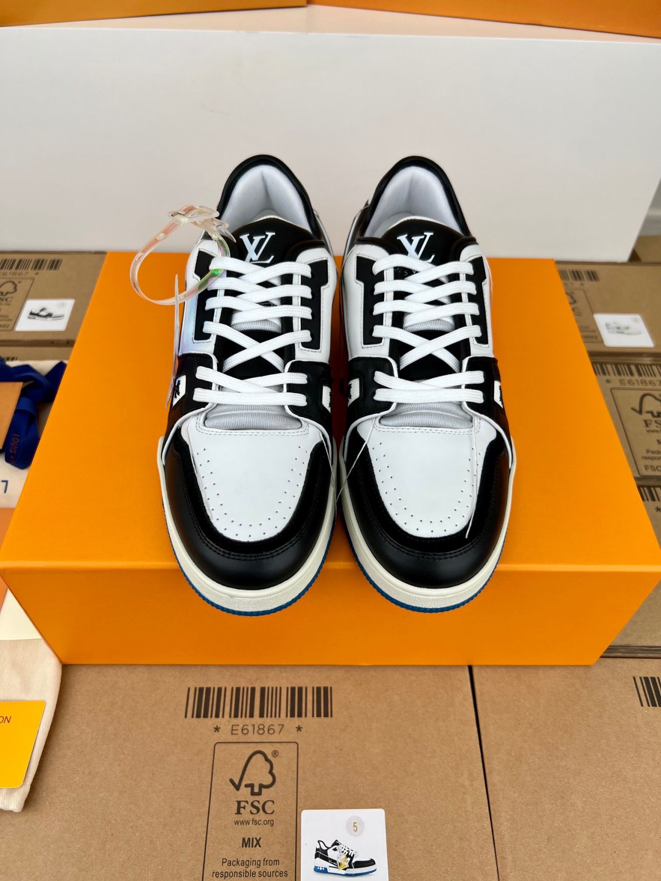 Giày Louis Vuitton Lv Trainer White Black Blue Like Auth