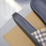 Dép Burberry Vintage Check Print Slides Archive Beige