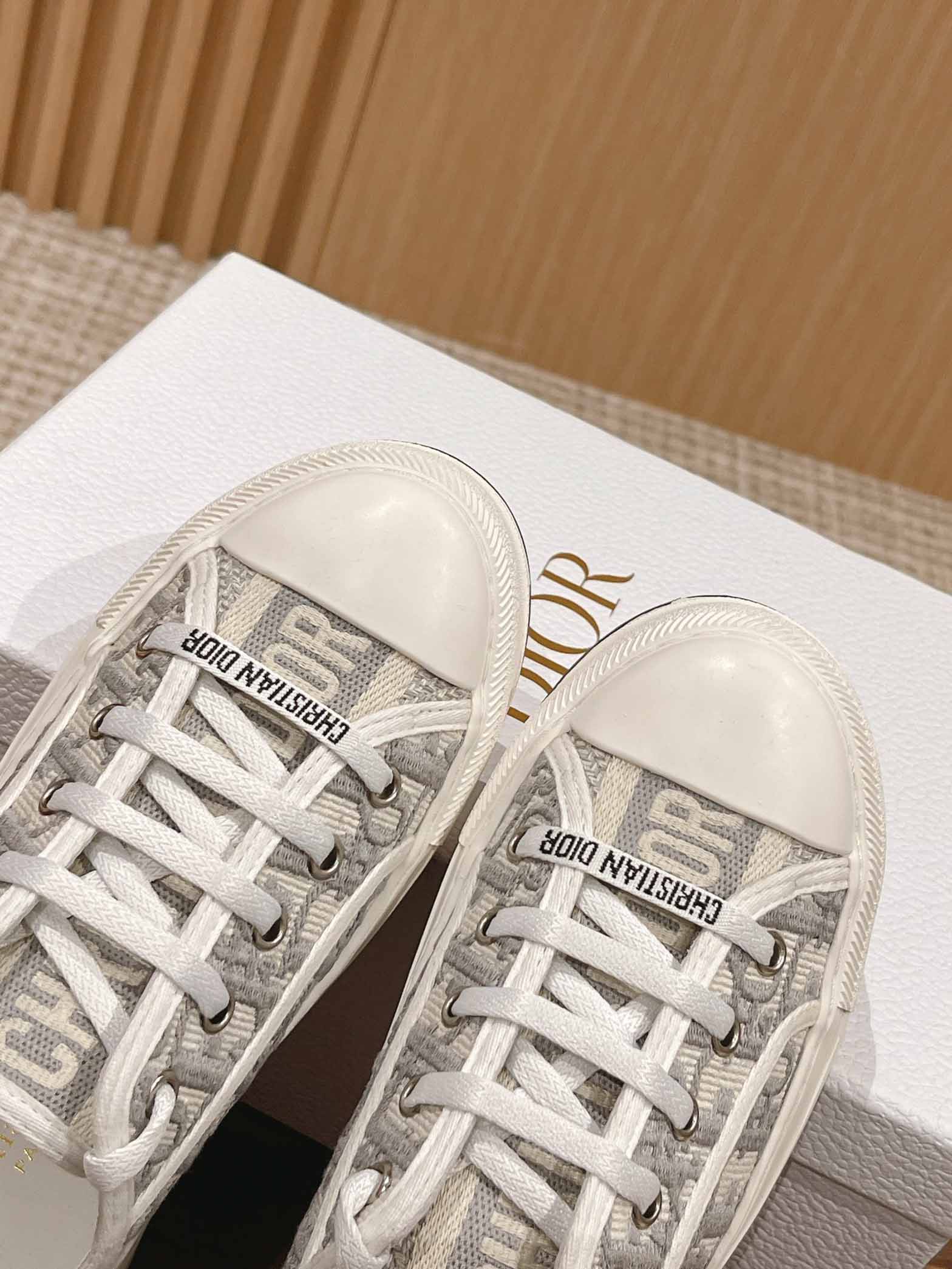 WALK’N’DIOR PLATFORM SNEAKER Gray Stone Dior Oblique Embroidered Cotton