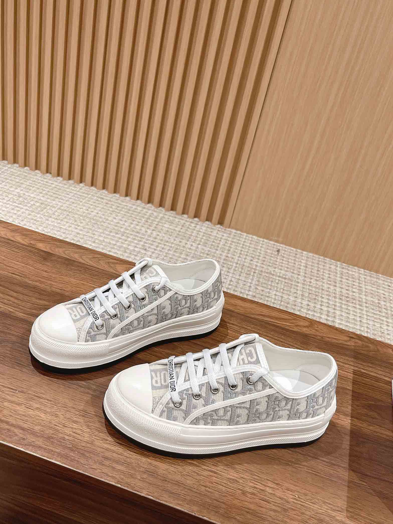 WALK’N’DIOR PLATFORM SNEAKER Gray Stone Dior Oblique Embroidered Cotton
