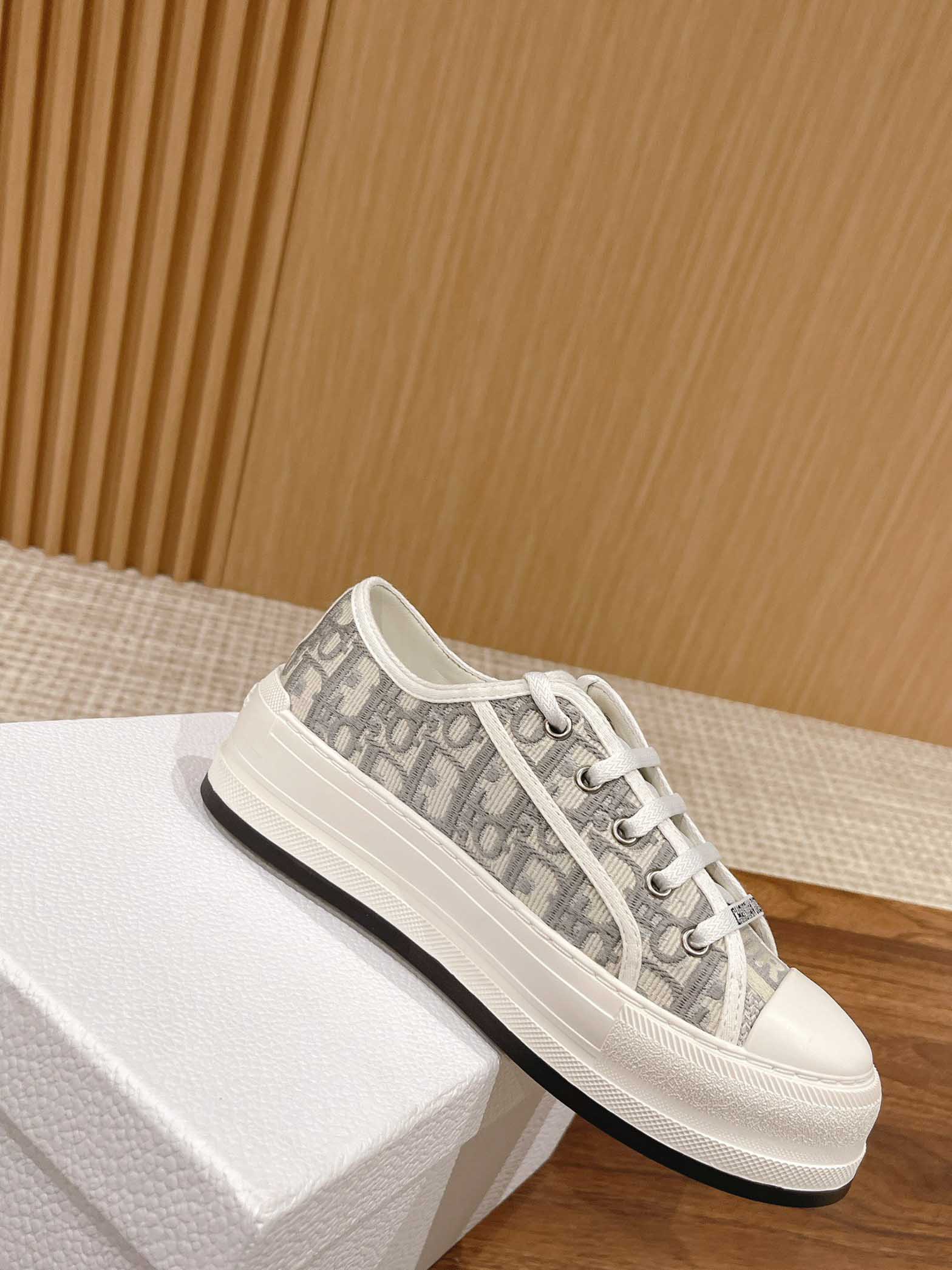 WALK’N’DIOR PLATFORM SNEAKER Gray Stone Dior Oblique Embroidered Cotton