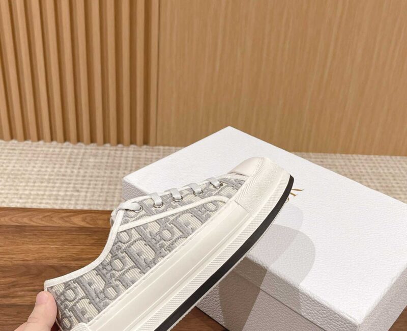 WALK’N’DIOR PLATFORM SNEAKER Gray Stone Dior Oblique Embroidered Cotton