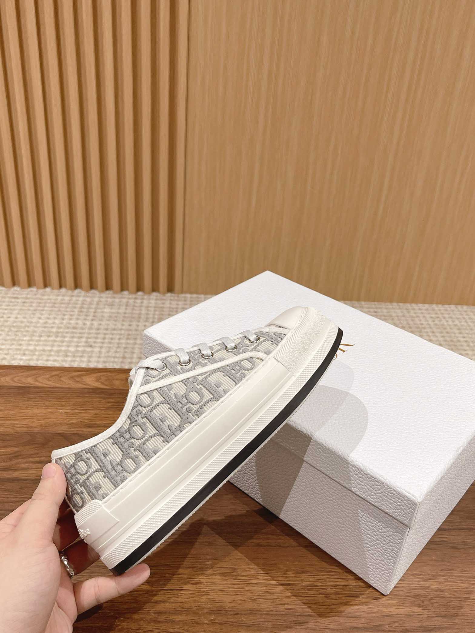 WALK’N’DIOR PLATFORM SNEAKER Gray Stone Dior Oblique Embroidered Cotton