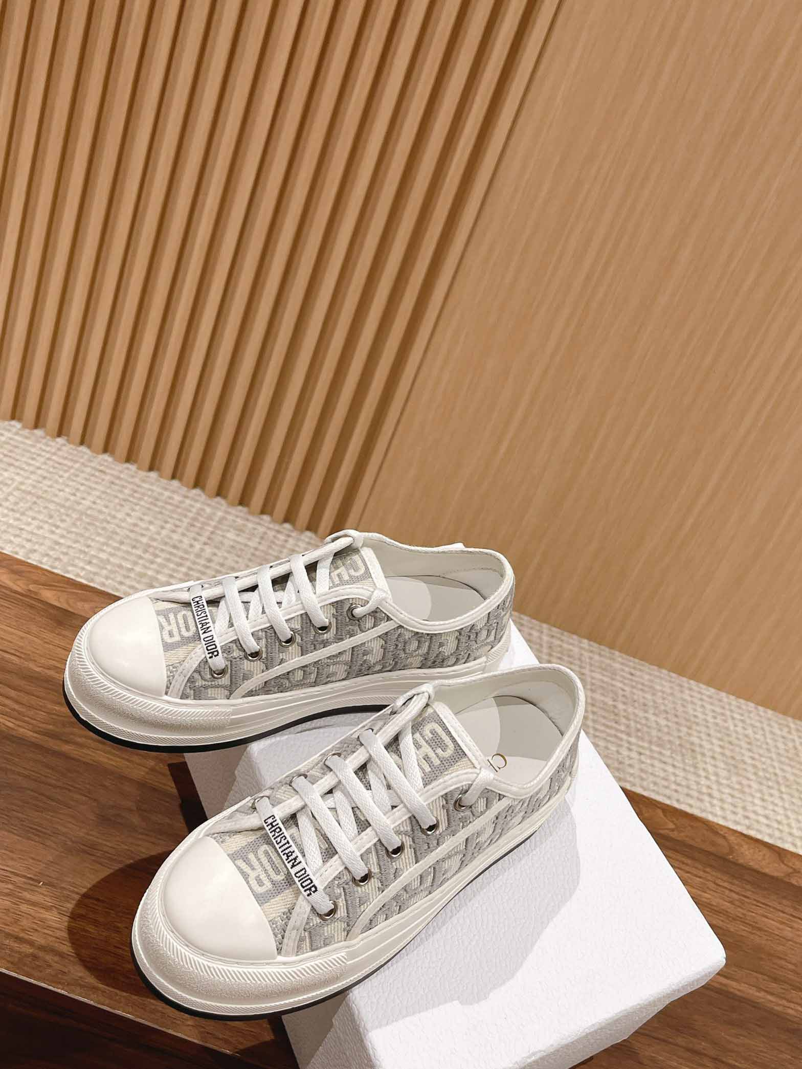 WALK’N’DIOR PLATFORM SNEAKER Gray Stone Dior Oblique Embroidered Cotton