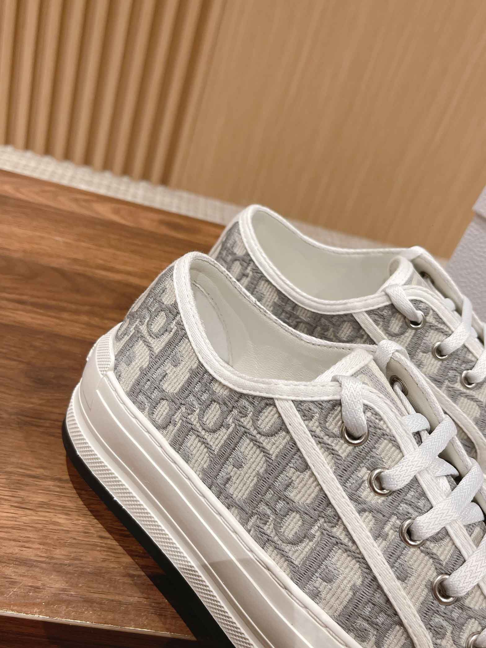 WALK’N’DIOR PLATFORM SNEAKER Gray Stone Dior Oblique Embroidered Cotton