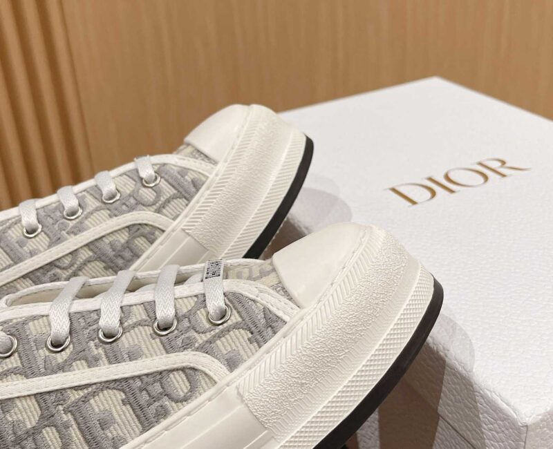 WALK’N’DIOR PLATFORM SNEAKER Gray Stone Dior Oblique Embroidered Cotton
