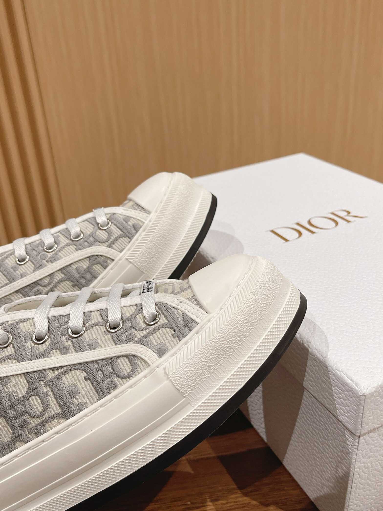 WALK’N’DIOR PLATFORM SNEAKER Gray Stone Dior Oblique Embroidered Cotton