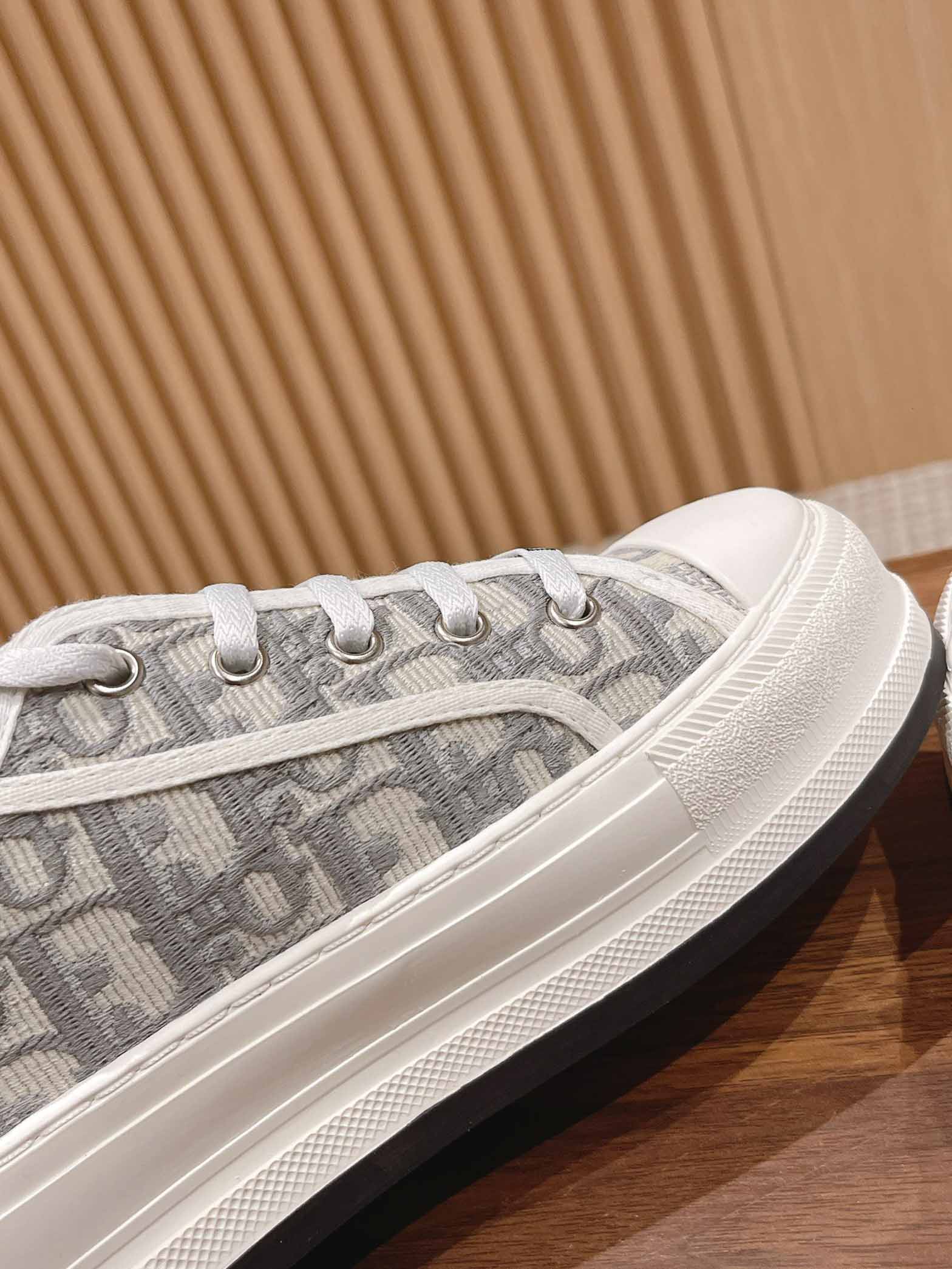 WALK’N’DIOR PLATFORM SNEAKER Gray Stone Dior Oblique Embroidered Cotton