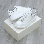 Giày Alexander Mcqueen Trắng Gót Chữ Đen Nổi