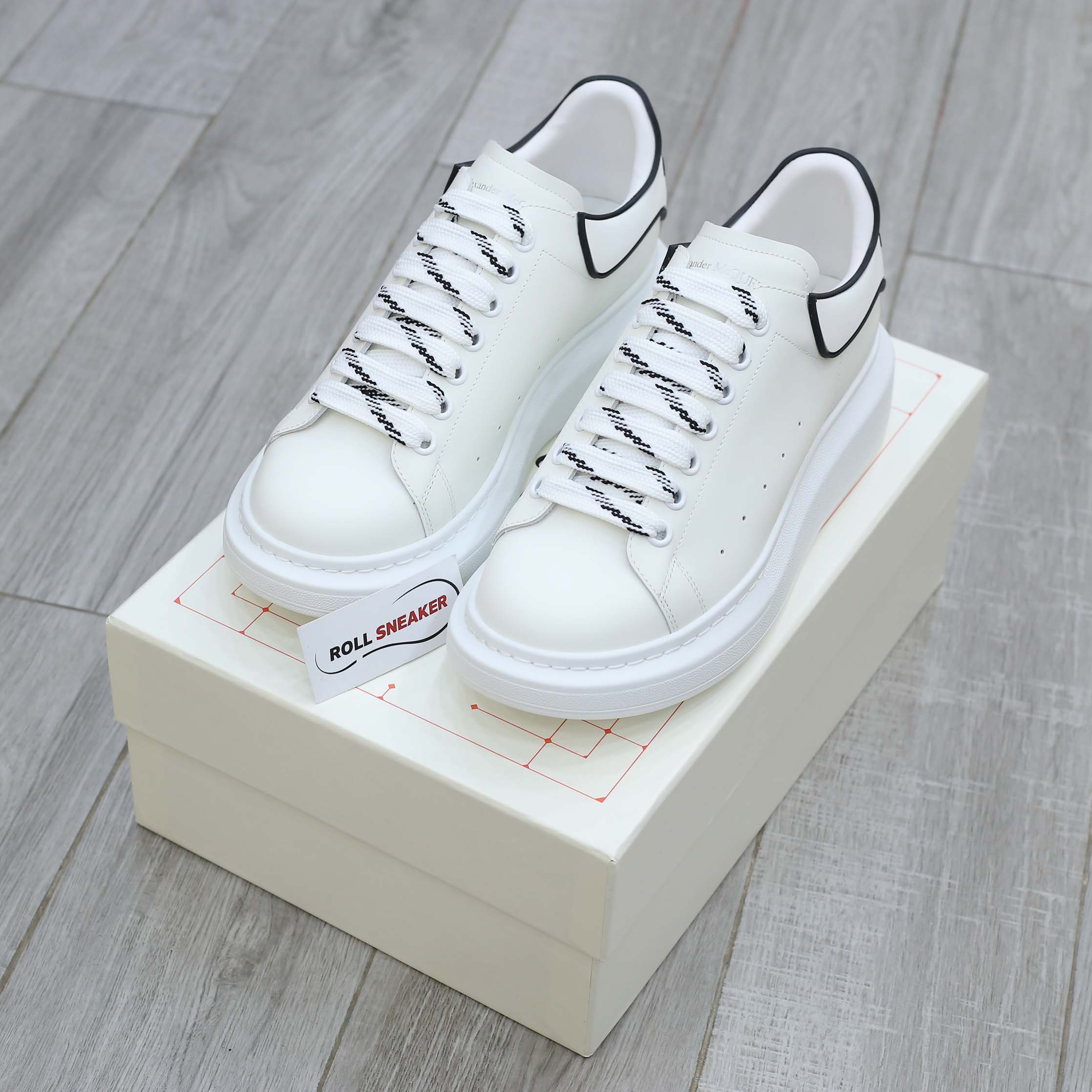 Giày Alexander Mcqueen Trắng Gót Chữ Đen Nổi