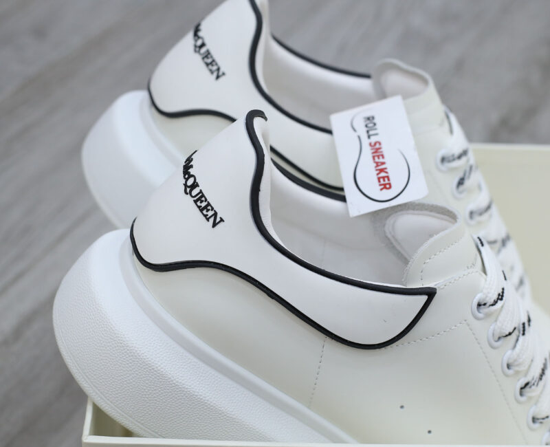 Giày Alexander Mcqueen Trắng Gót Chữ Đen Nổi