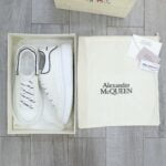 Giày Alexander Mcqueen Trắng Gót Chữ Đen Nổi