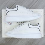 Giày Alexander Mcqueen Trắng Gót Chữ Đen Nổi