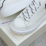 Giày Alexander Mcqueen Trắng Gót Chữ Đen Nổi