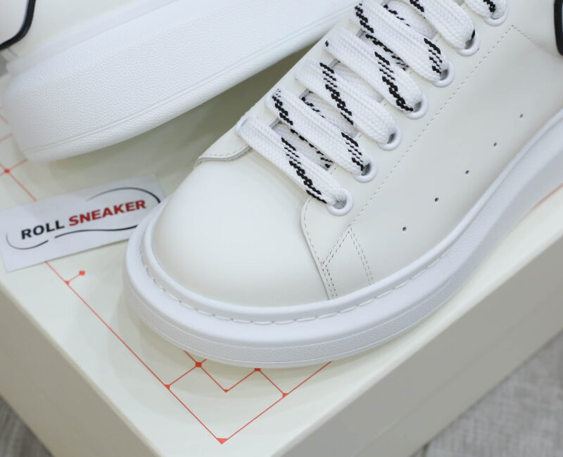 Giày Alexander Mcqueen Trắng Gót Chữ Đen Nổi