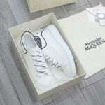 Giày Alexander Mcqueen Trắng Gót Chữ Đen Nổi