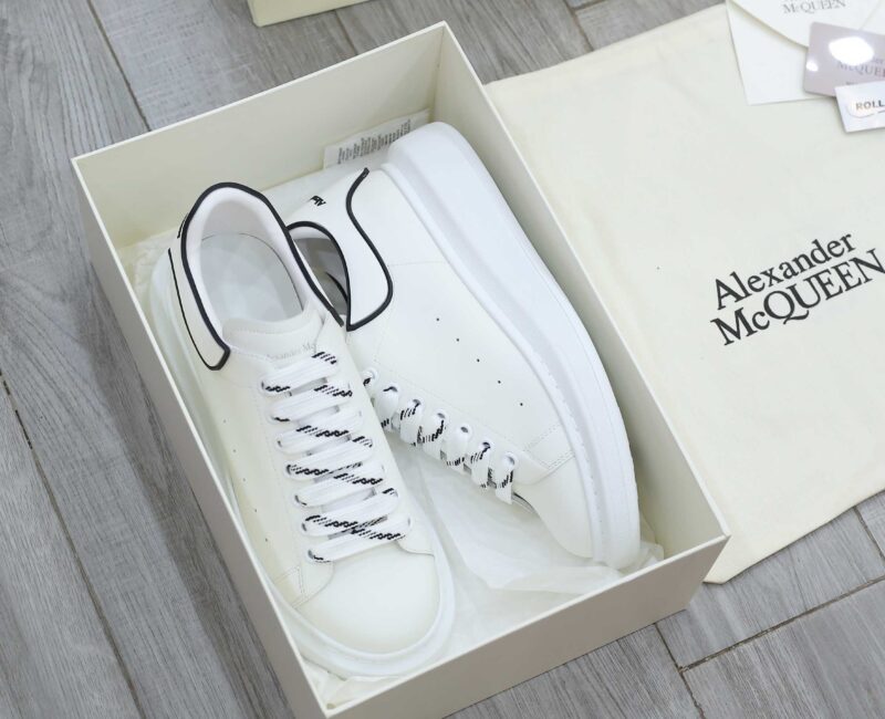 Giày Alexander Mcqueen Trắng Gót Chữ Đen Nổi