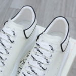 Giày Alexander Mcqueen Trắng Gót Chữ Đen Nổi