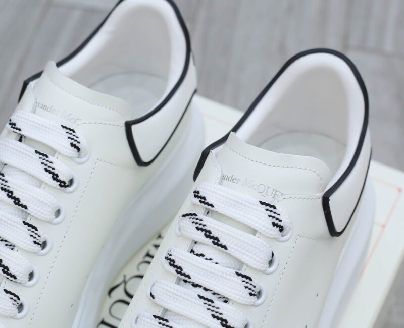 Giày Alexander Mcqueen Trắng Gót Chữ Đen Nổi