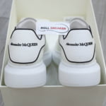 Giày Alexander Mcqueen Trắng gót chữ đen nổi Like Auth