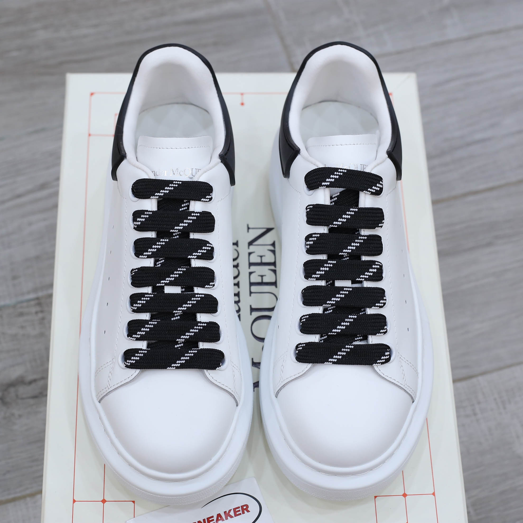 Giày Alexander Mcqueen Trắng Gót Chữ Trắng Nổi Like Auth