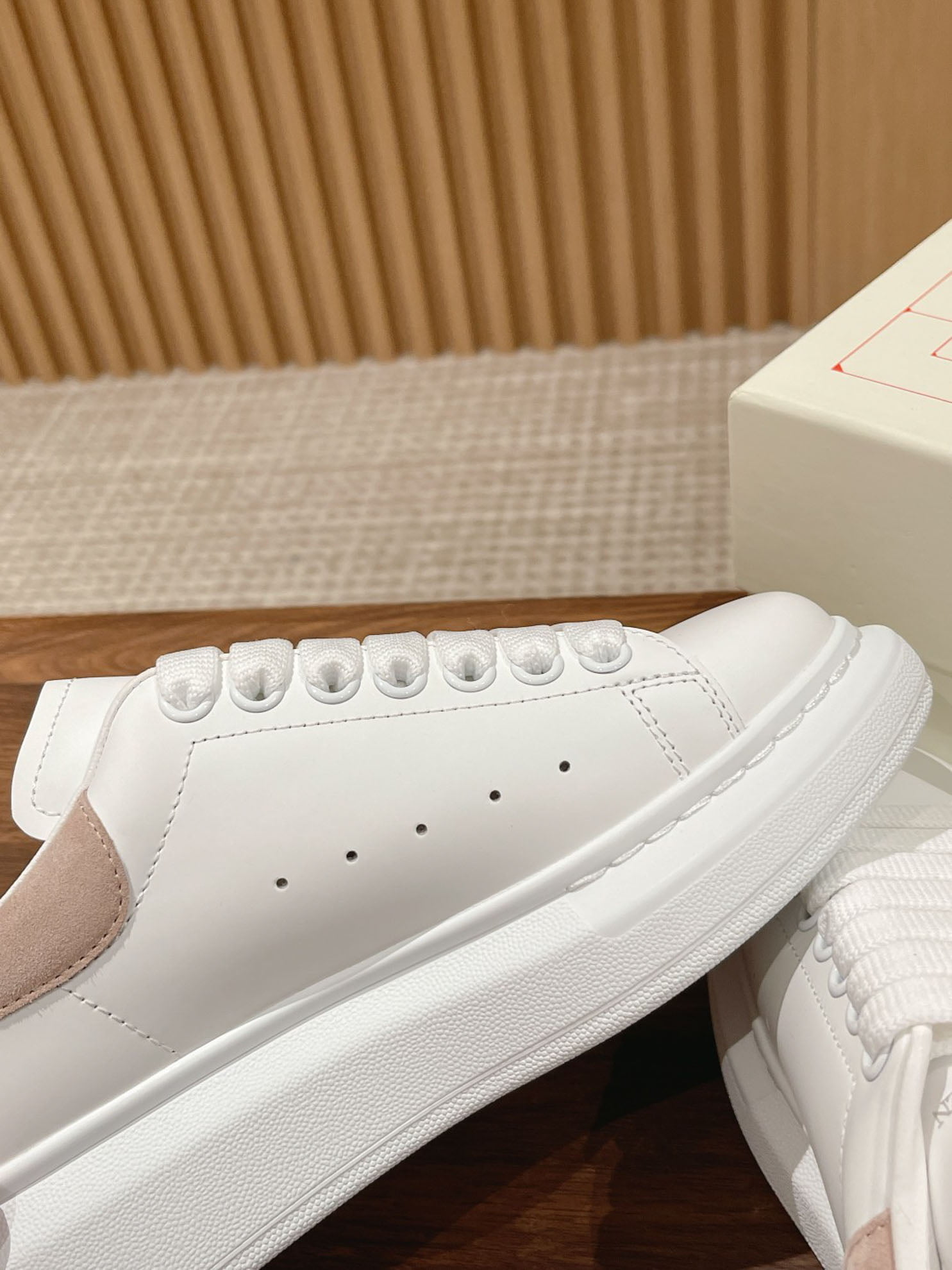 Giày Alexander Mcqueen Trắng Gót Da Lộn Hồng