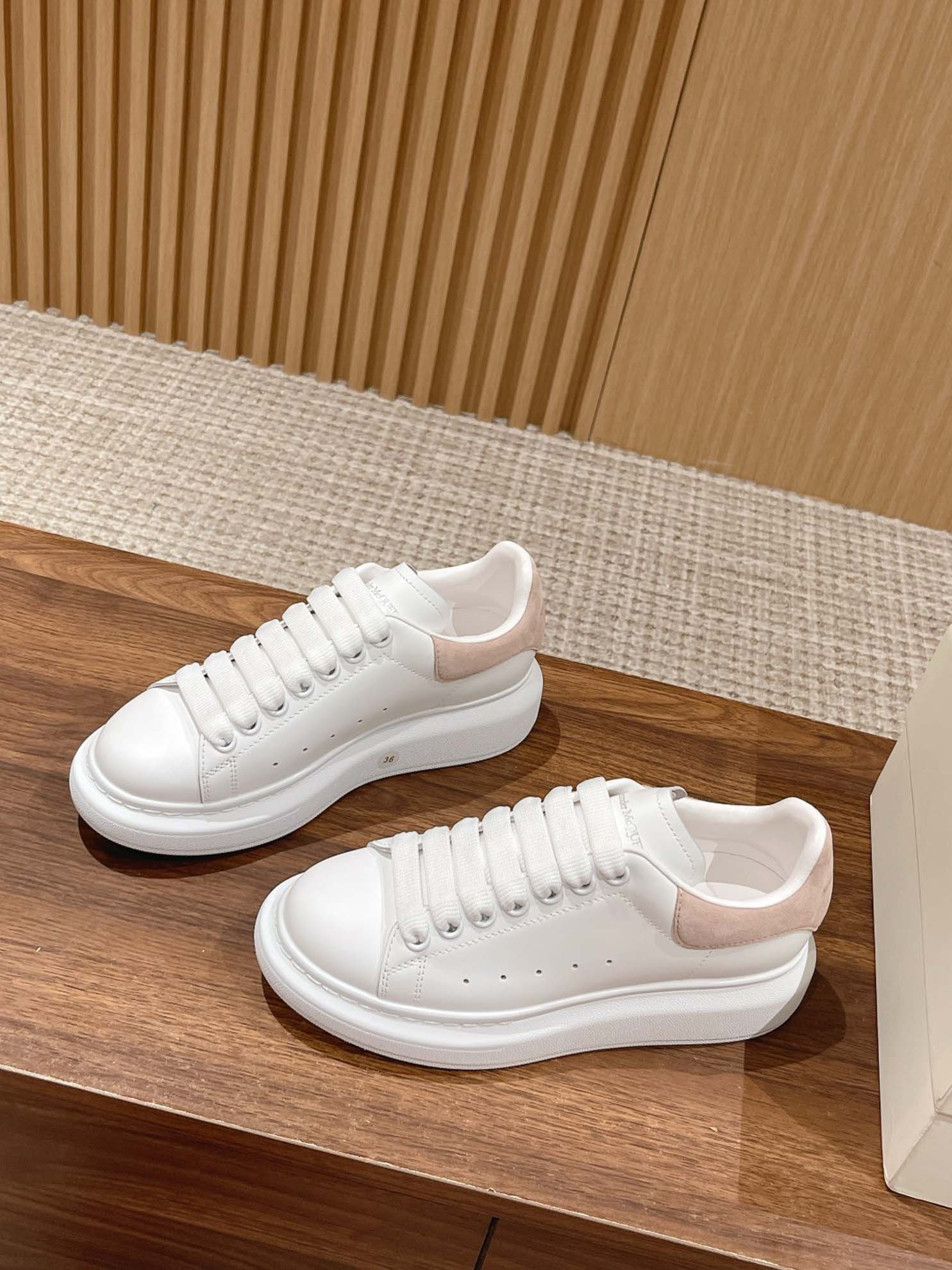 Giày Alexander Mcqueen Trắng Gót Da Lộn Hồng