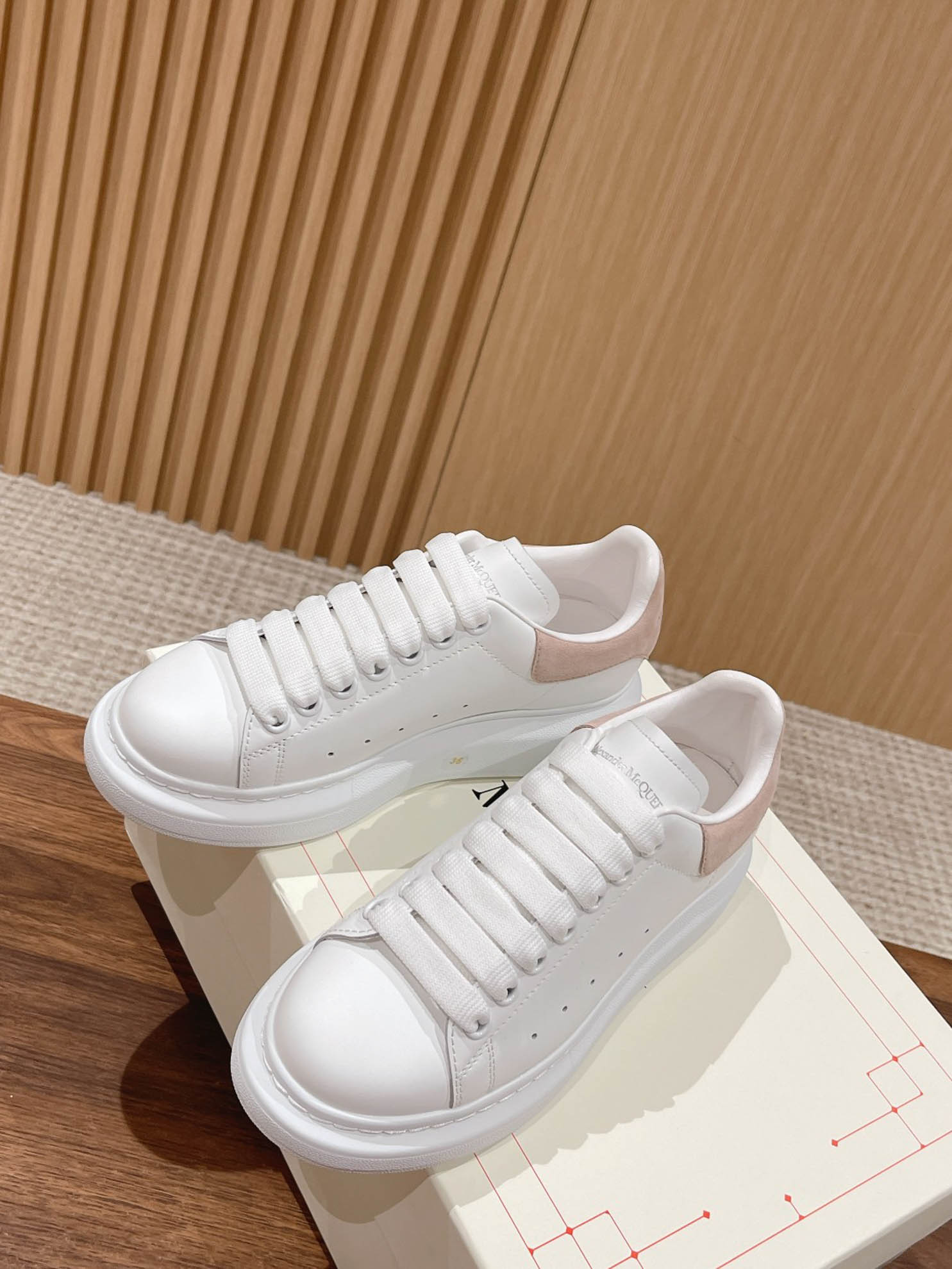 Giày Alexander Mcqueen Trắng Gót Da Lộn Hồng