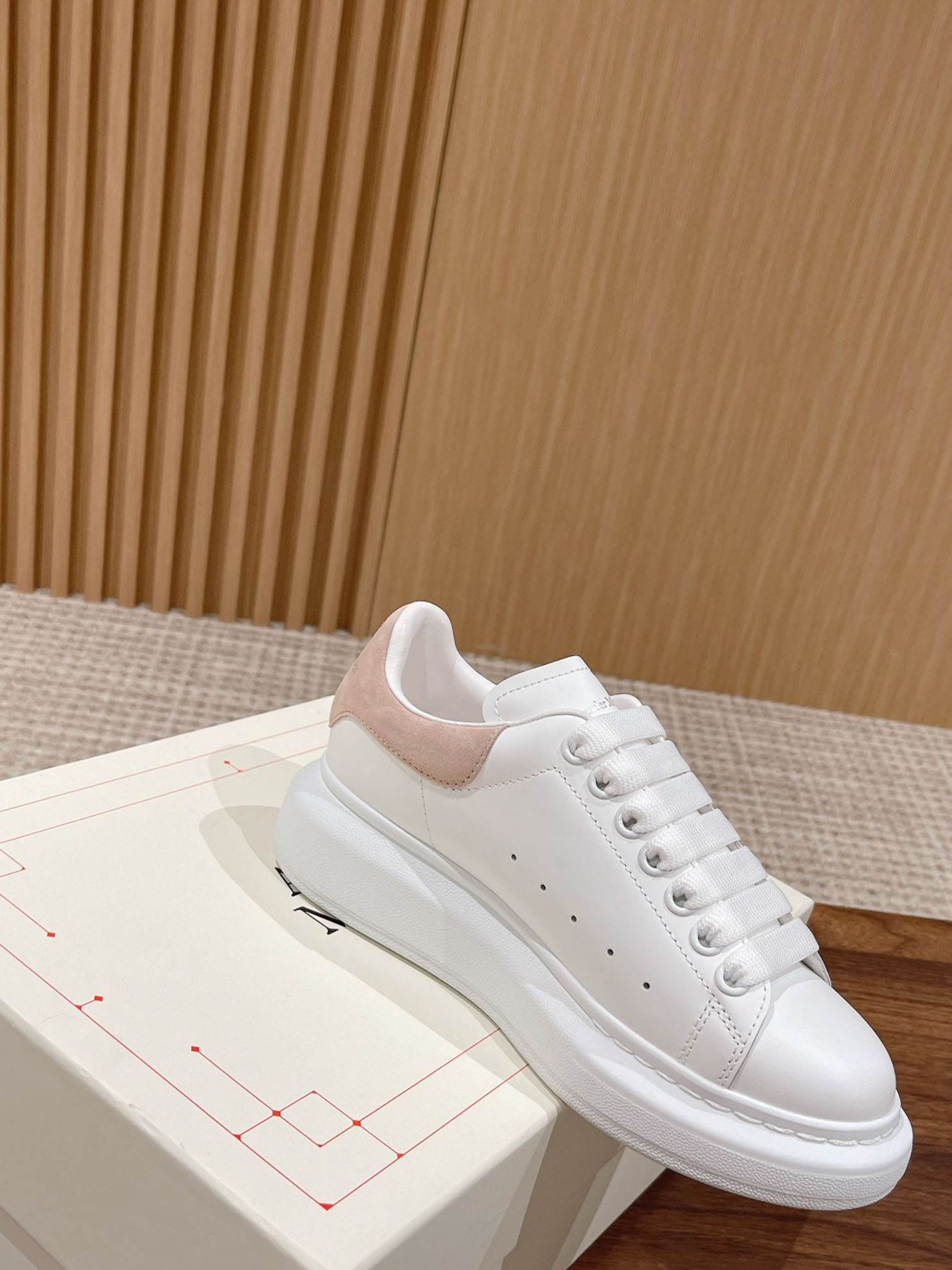 Giày Alexander Mcqueen Trắng Gót Da Lộn Hồng