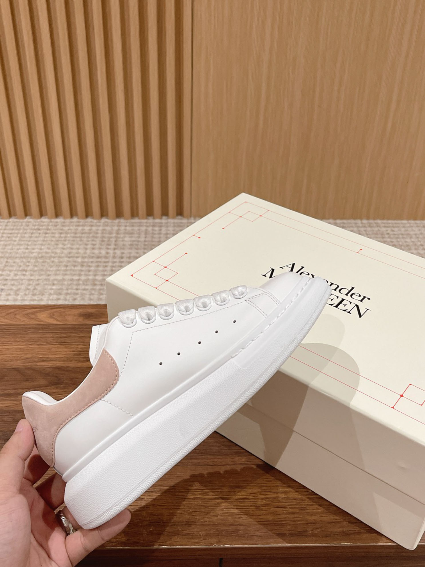 Giày Alexander Mcqueen Trắng Gót Da Lộn Hồng