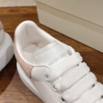 Giày Alexander Mcqueen Trắng Gót Da Lộn Hồng