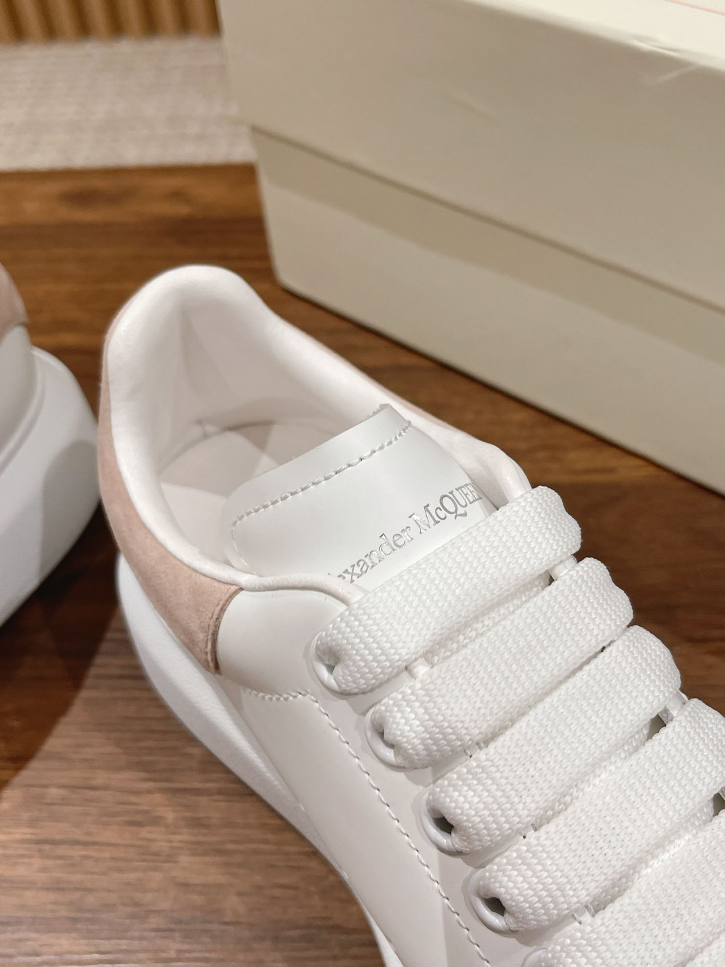 Giày Alexander Mcqueen Trắng Gót Da Lộn Hồng