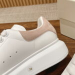 Giày Alexander Mcqueen Trắng Gót Da Lộn Hồng