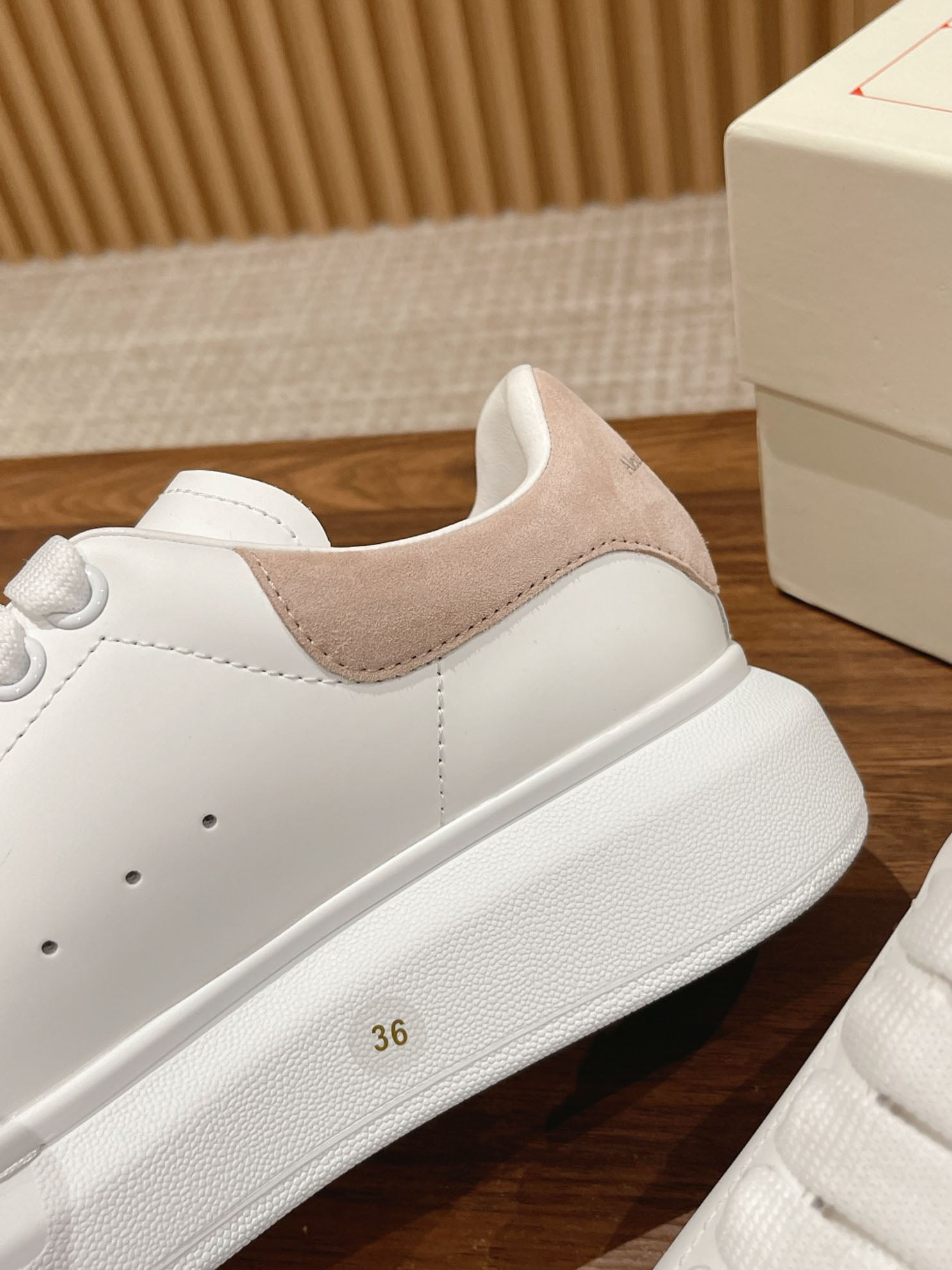 Giày Alexander Mcqueen Trắng Gót Da Lộn Hồng