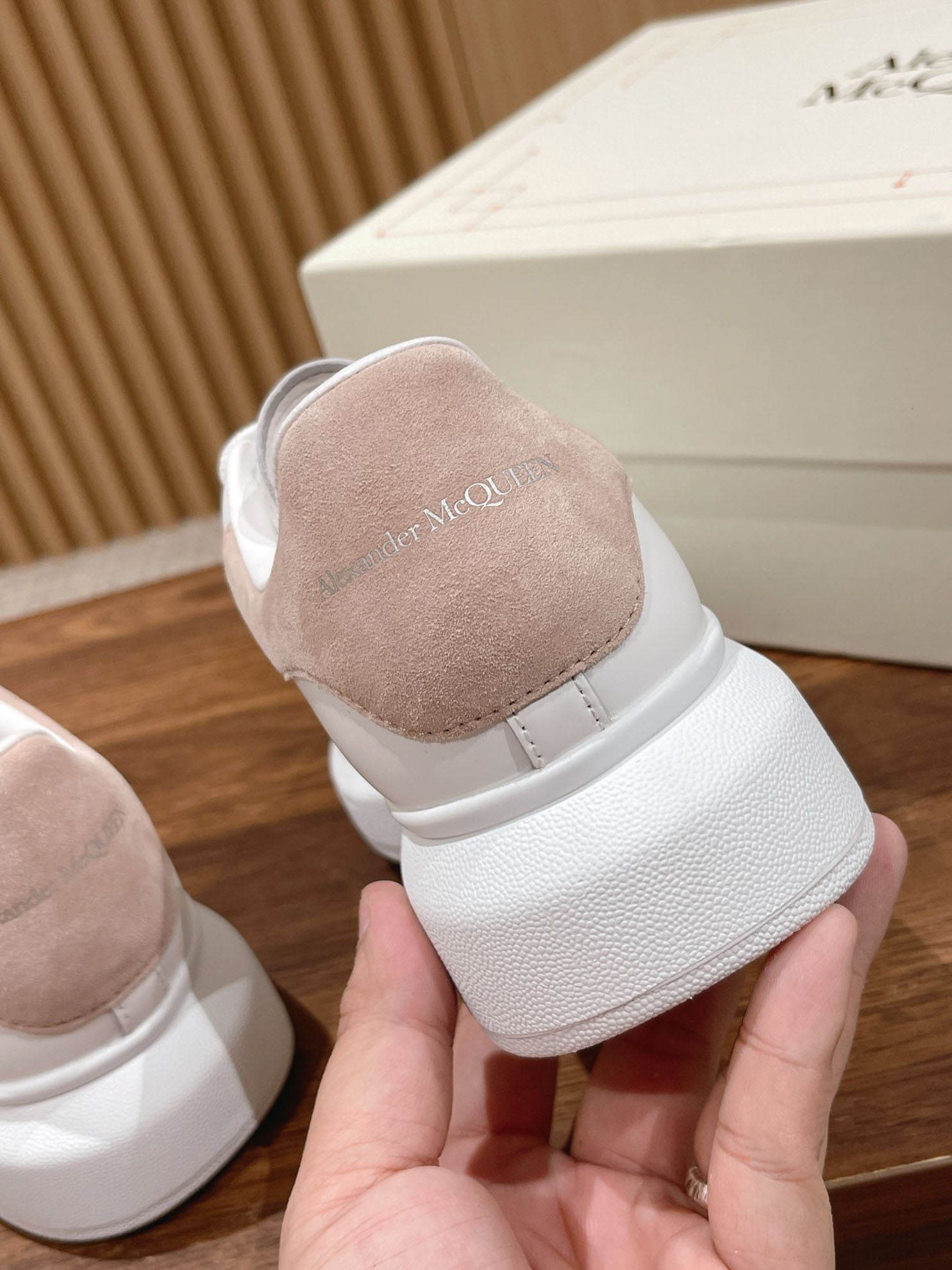 Giày Alexander Mcqueen Trắng Gót Da Lộn Hồng