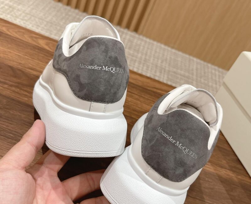 Giày Alexander Mcqueen Trắng Gót Da Lộn Xám Lông Chuột