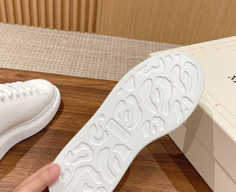 Giày Alexander Mcqueen Trắng Gót Da Lộn Xám Lông Chuột