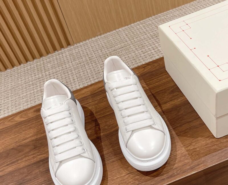 Giày Alexander Mcqueen Trắng Gót Da Lộn Xám Lông Chuột