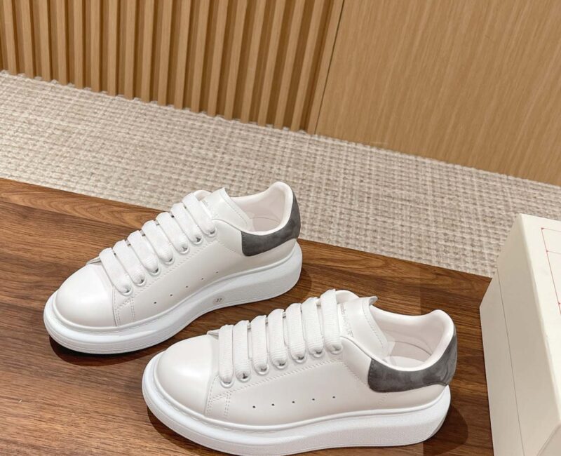 Giày Alexander Mcqueen Trắng Gót Da Lộn Xám Lông Chuột