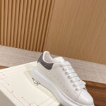 Giày Alexander Mcqueen Trắng Gót Da Lộn Xám Lông Chuột