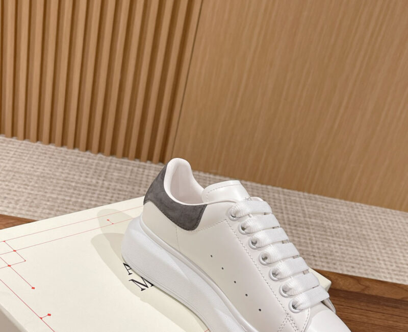 Giày Alexander Mcqueen Trắng Gót Da Lộn Xám Lông Chuột