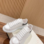 Giày Alexander Mcqueen Trắng Gót Da Lộn Xám Lông Chuột