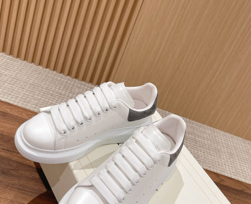 Giày Alexander Mcqueen Trắng Gót Da Lộn Xám Lông Chuột