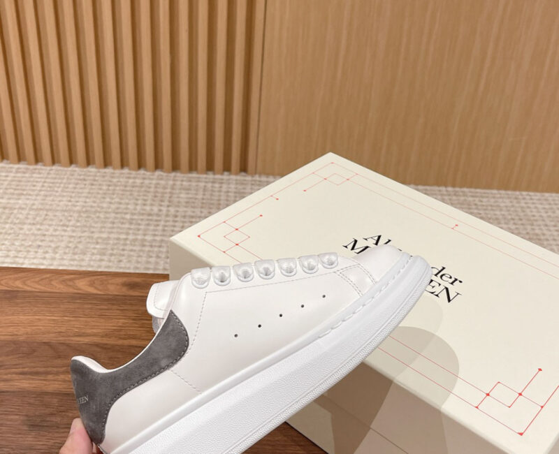 Giày Alexander Mcqueen Trắng Gót Da Lộn Xám Lông Chuột