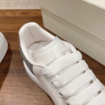 Giày Alexander Mcqueen Trắng Gót Da Lộn Xám Lông Chuột