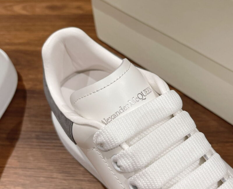 Giày Alexander Mcqueen Trắng Gót Da Lộn Xám Lông Chuột