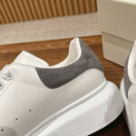 Giày Alexander Mcqueen Trắng Gót Da Lộn Xám Lông Chuột