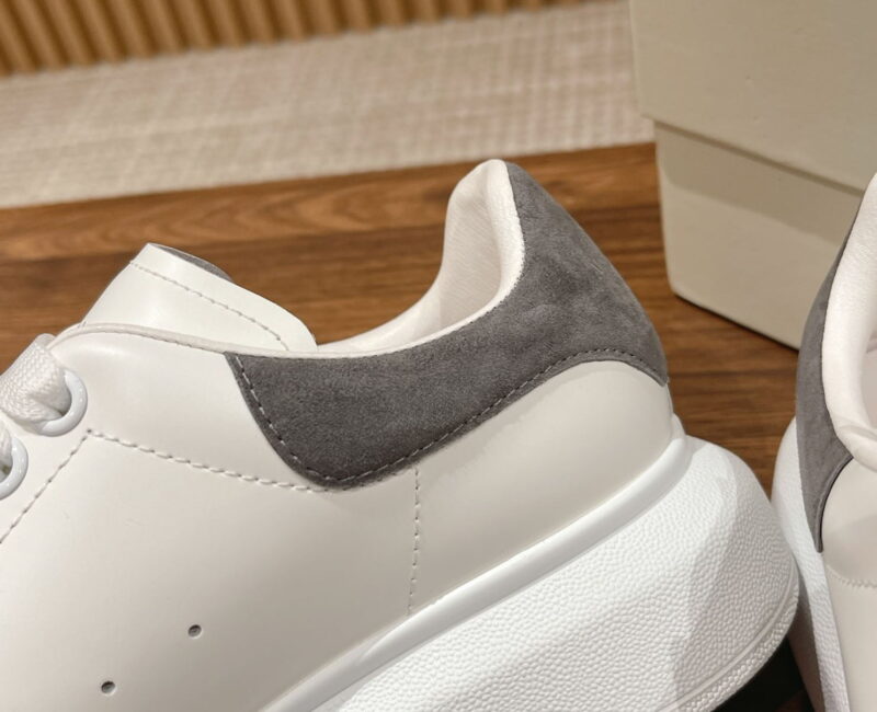 Giày Alexander Mcqueen Trắng Gót Da Lộn Xám Lông Chuột