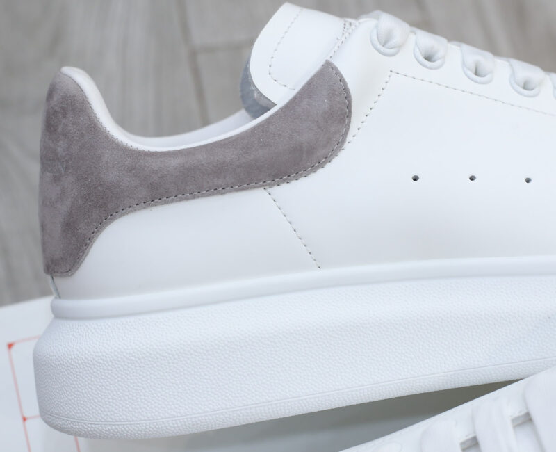 Giày Alexander Mcqueen Trắng Gót Da Lộn Xám Nhạt